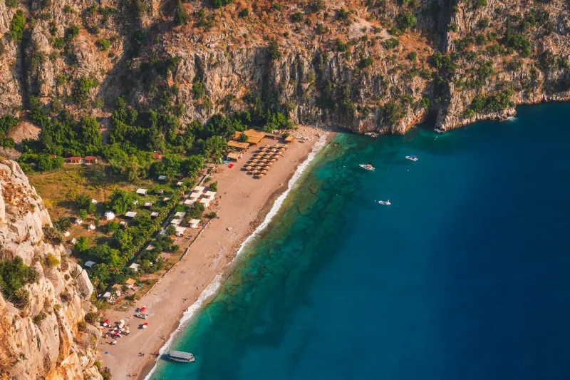 Kabak koyu tepeden bakış sahil kumsal ve turkuaz deniz