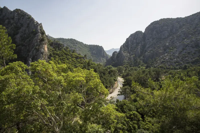 Olympos Likya Yolu Türkiye'de nehir vadisi manzarası